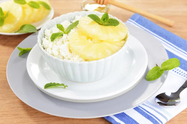 Tigela de queijo cottage saboroso com abacaxi na mesa de madeira — Fotografia de Stock