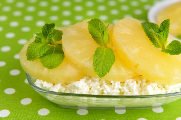 Lezzetli peynir ananas ile bir kase, yakın çekim — Stok fotoğraf