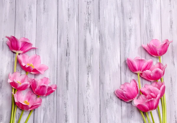 Hermosas flores sobre fondo de madera de color — Foto de Stock