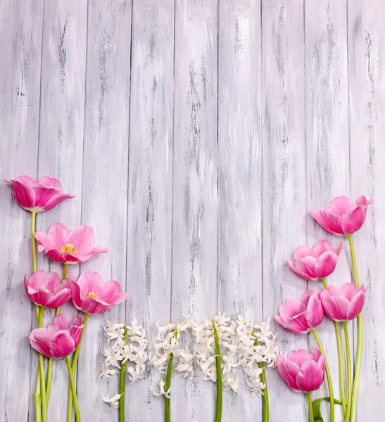 Hermosas flores sobre fondo de madera de color — Foto de Stock