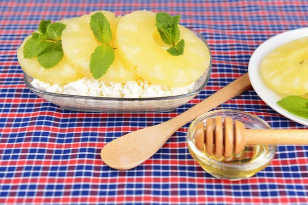 Миска смачного сиру з ананасом, крупним планом — стокове фото