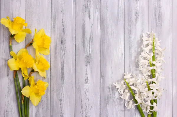 Hermosas flores sobre fondo de madera de color —  Fotos de Stock