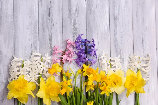 Belles fleurs sur fond en bois couleur — Photo