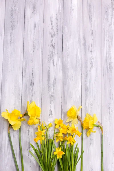 Mooie bloemen op een houten achtergrond kleur — Stockfoto