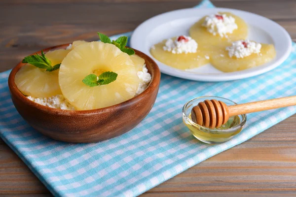 나무 테이블에 파인애플 맛 있는 코 티 지 치즈의 그릇 — 스톡 사진