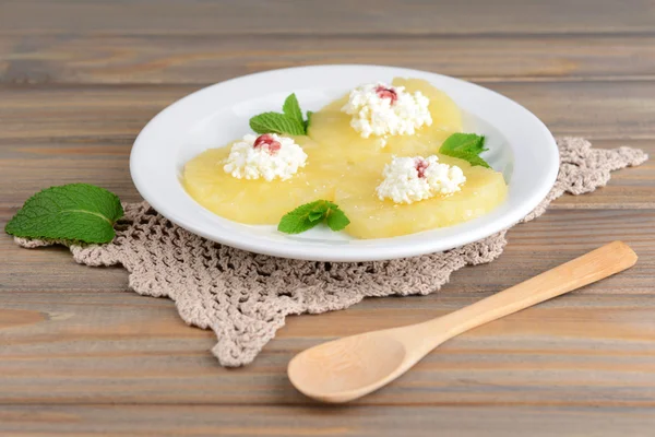 Abacaxi saboroso com queijo cottage na mesa de madeira — Fotografia de Stock