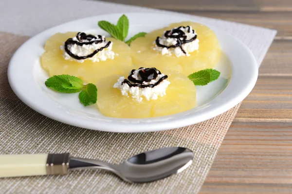 Ahşap masa üzerinde süzme peynir ile lezzetli ananas — Stok fotoğraf