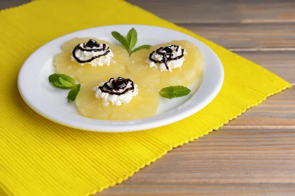 Lekker ananas met cottage kaas op houten tafel — Stockfoto