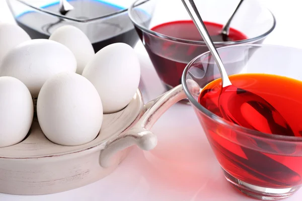 Eggs with liquid colour in glass bowls close up — Stock Photo, Image