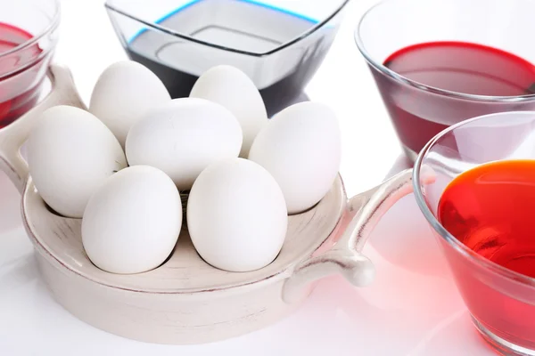 Ägg med flytande färg i glasskålar på nära håll — Stockfoto