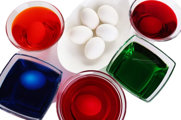 Uova con colore liquido in ciotole di vetro da vicino — Foto Stock