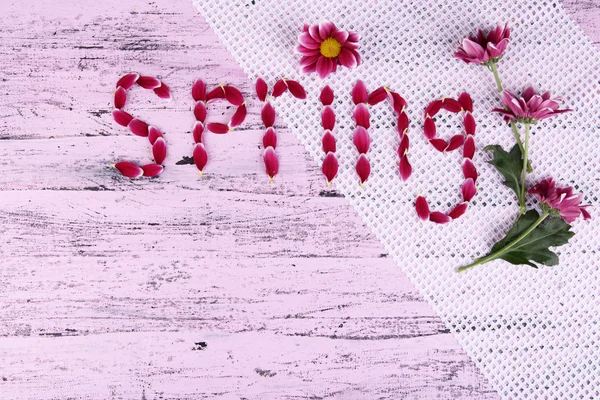 Romantyczna wiosna litery wykonane z płatki różowy, na tle drewniane kolor — Zdjęcie stockowe