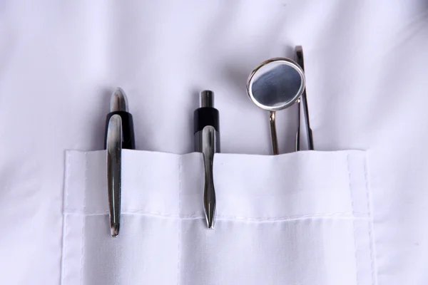 Bolsillo del dentista con bolígrafos y otros equipos, primer plano — Foto de Stock