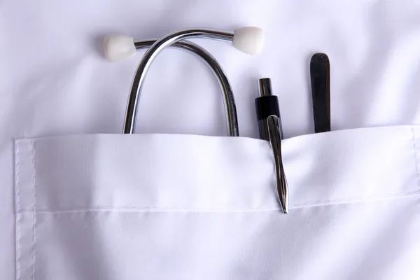 Bolsillo médico con bolígrafo, estetoscopio y otros equipos, primer plano — Foto de Stock