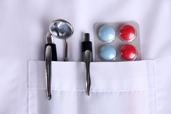 Tasca dentista con penne e altre attrezzature, primo piano — Foto Stock