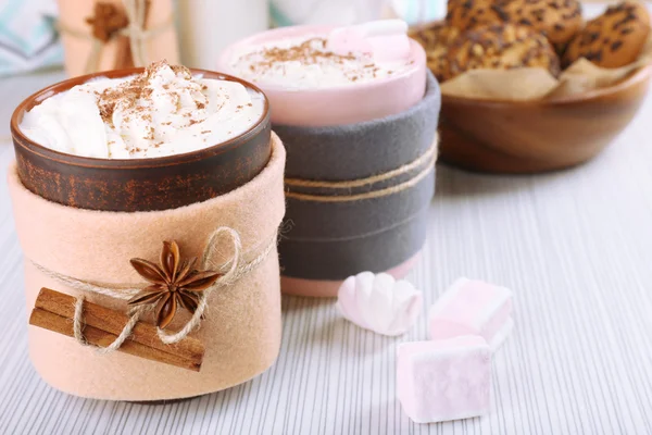 Tasse de boisson chaude décorée en feutre sur table en bois — Photo