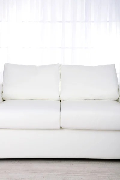 Weißes Ledersofa im Zimmer — Stockfoto