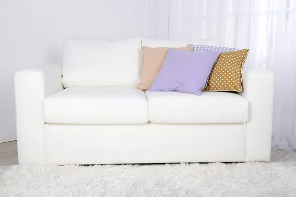 Sofá de cuero blanco en la habitación —  Fotos de Stock