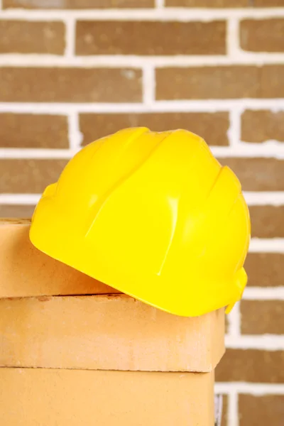 Nieuwe bakstenen en gebouw tools op bakstenen muur achtergrond — Stockfoto