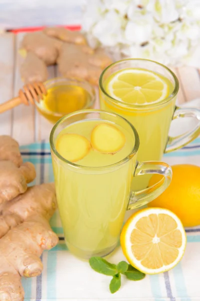 Té de jengibre saludable con limón y miel en primer plano de la mesa — Foto de Stock