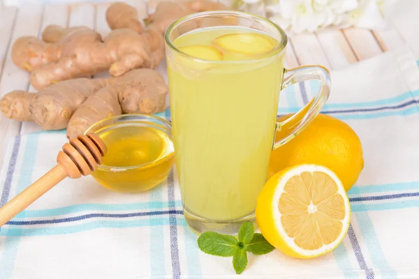 Здоровий імбирний чай з лимоном і медом на столі крупним планом — стокове фото