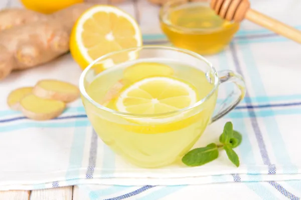 Té de jengibre saludable con limón y miel en primer plano de la mesa — Foto de Stock