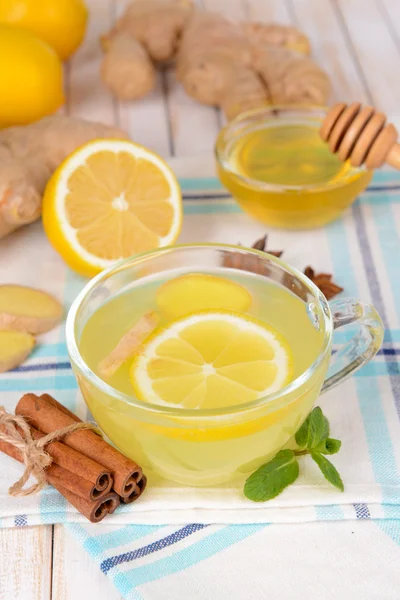 Té de jengibre saludable con limón y miel en primer plano de la mesa —  Fotos de Stock