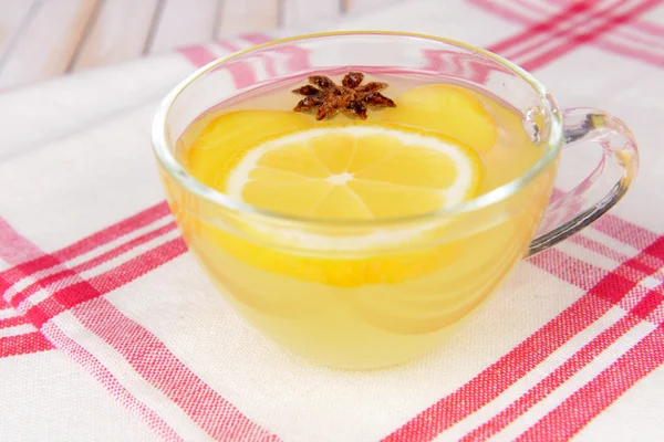 Υγιή τζίντζερ τσάι με λεμόνι και μέλι σε κοντινό πλάνο του πίνακα — Φωτογραφία Αρχείου