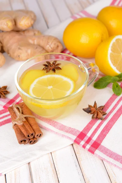 Tè allo zenzero sano con limone e miele in tavola primo piano — Foto Stock