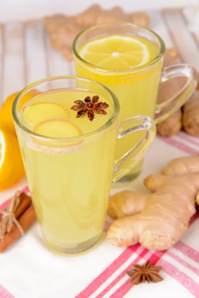 Tè allo zenzero sano con limone e miele in tavola primo piano — Foto Stock