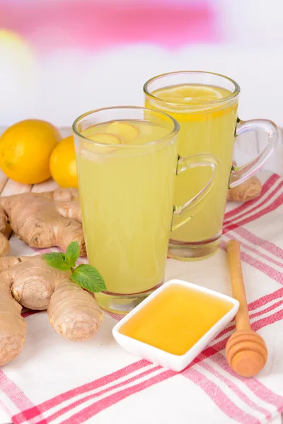 Zdravé zázvorový čaj s citronem a medem na tabulce na světlé pozadí — Stock fotografie
