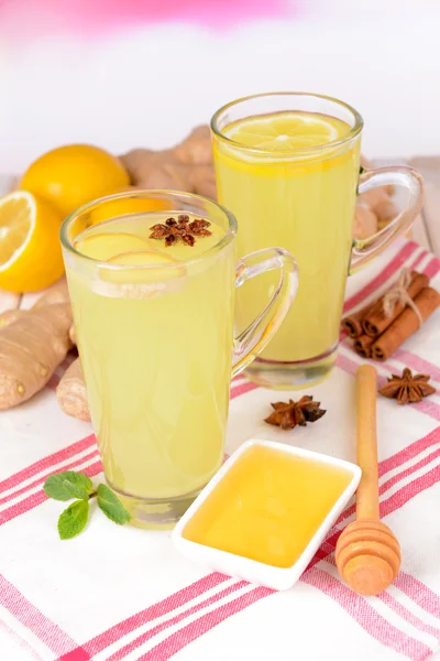 明るい背景上のテーブルの上に蜂蜜とレモン健康生姜茶 — ストック写真