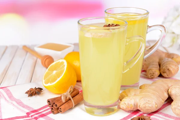 Zdrowy imbir herbata z cytryną i miodem na stole na jasnym tle — Zdjęcie stockowe