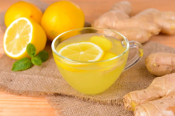 Gezonde gemberthee met citroen en honing op tabel close-up — Stockfoto