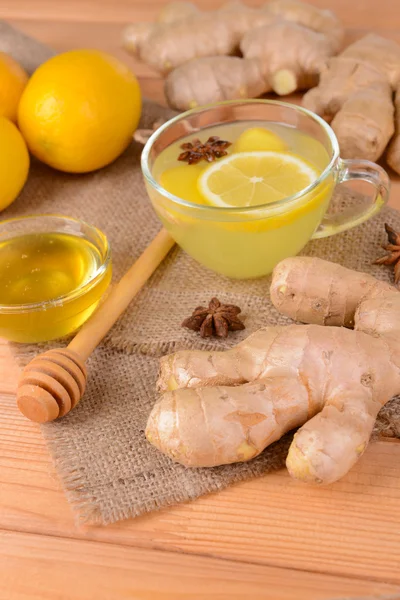 Tè allo zenzero sano con limone e miele in tavola primo piano — Foto Stock