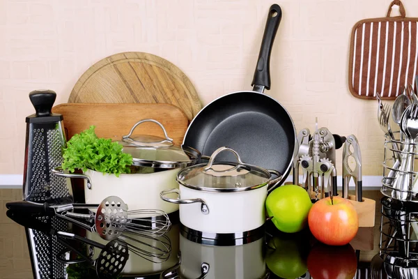 Ferramentas de cozinha na mesa na cozinha — Fotografia de Stock