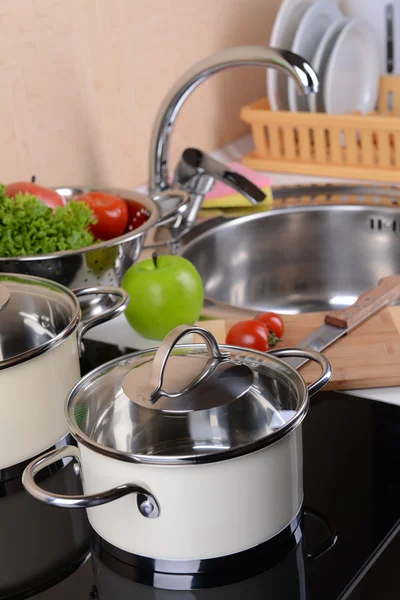 Panelas no fogão na cozinha — Fotografia de Stock