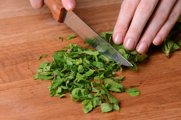 Chopped mint on wooden board close-up — Stock Photo, Image