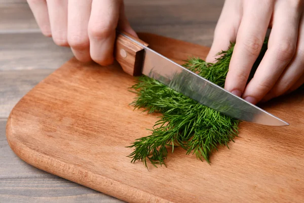 Gehackter Dill auf Holzbrett in Nahaufnahme — Stockfoto