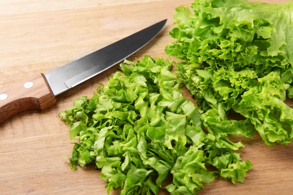 Lechuga verde picada sobre tabla de madera de cerca — Foto de Stock