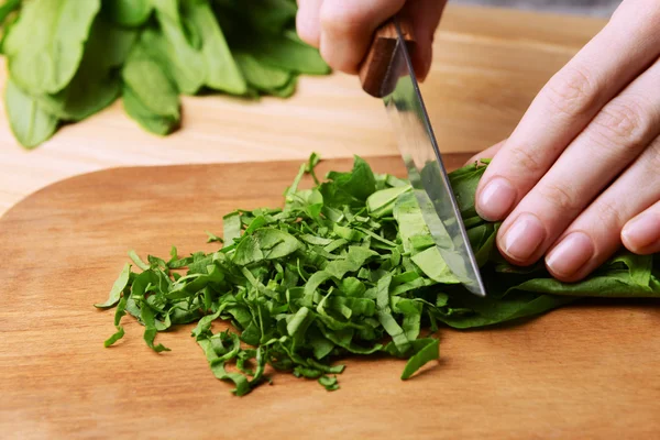 Chopped sorrel on wooden board close-up — Stock Photo, Image