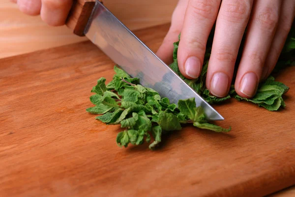 Chopped mint on wooden board close-up — Stock Photo, Image