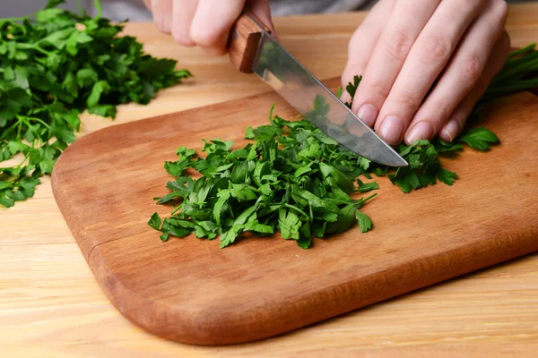 Chopped parsley on wooden board close-up — Stock Photo, Image