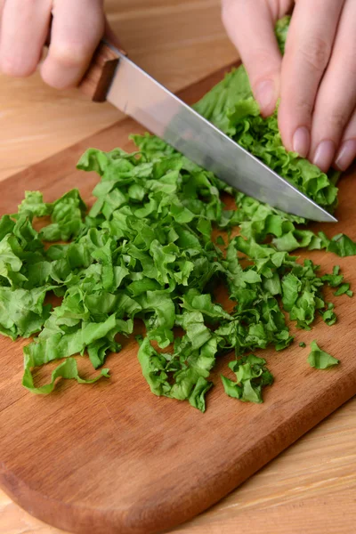 Lechuga verde picada sobre tabla de madera de cerca — Foto de Stock