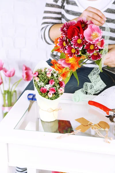 女性の手作曲美しい花束、クローズ アップ。仕事で花屋。概念的な写真 — ストック写真