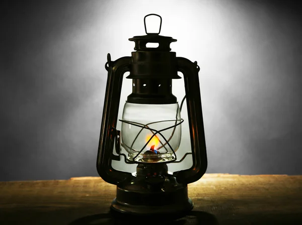 Lampe au kérosène sur fond gris foncé — Photo