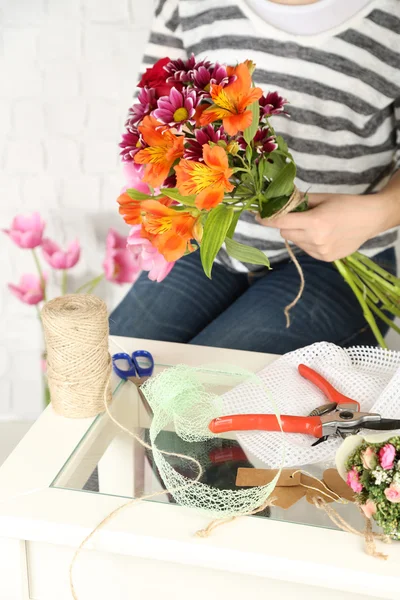 Frauenhände komponieren schöne Bouquet, Nahaufnahme. Florist bei der Arbeit. Konzeptfoto — Stockfoto