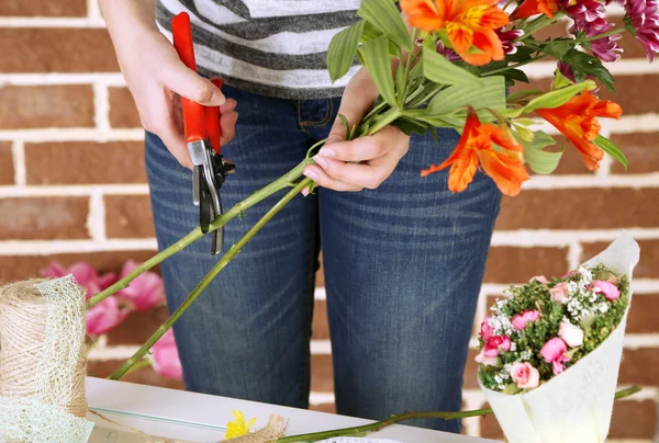 Vrouwelijke handen componeren mooi boeket, close-up. bloemist op het werk. conceptuele foto — Stockfoto