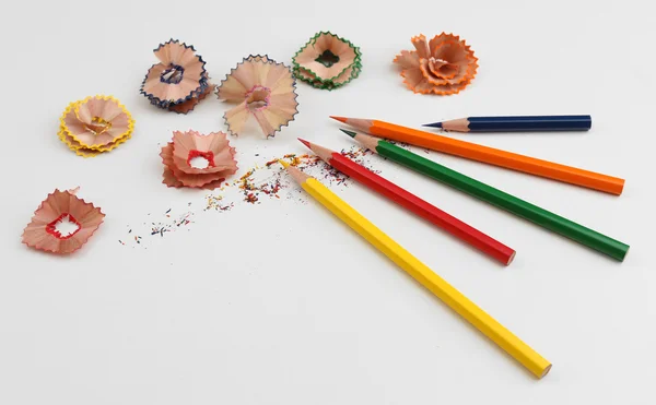 Crayons colorés et copeaux de crayon, isolés sur blanc — Photo