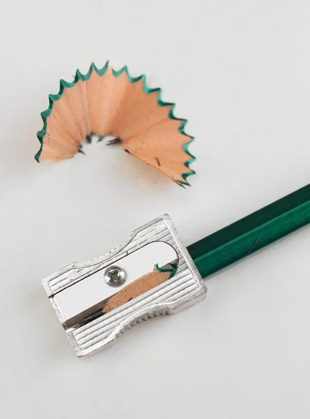 Lápis e aparas de lápis, isolados sobre branco — Fotografia de Stock